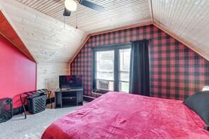3 bedrooms, iron/ironing board, travel cot, WiFi - Cozy Hart Getaway w/ Fire Pit < 1 Mi to Lake! (Hart)