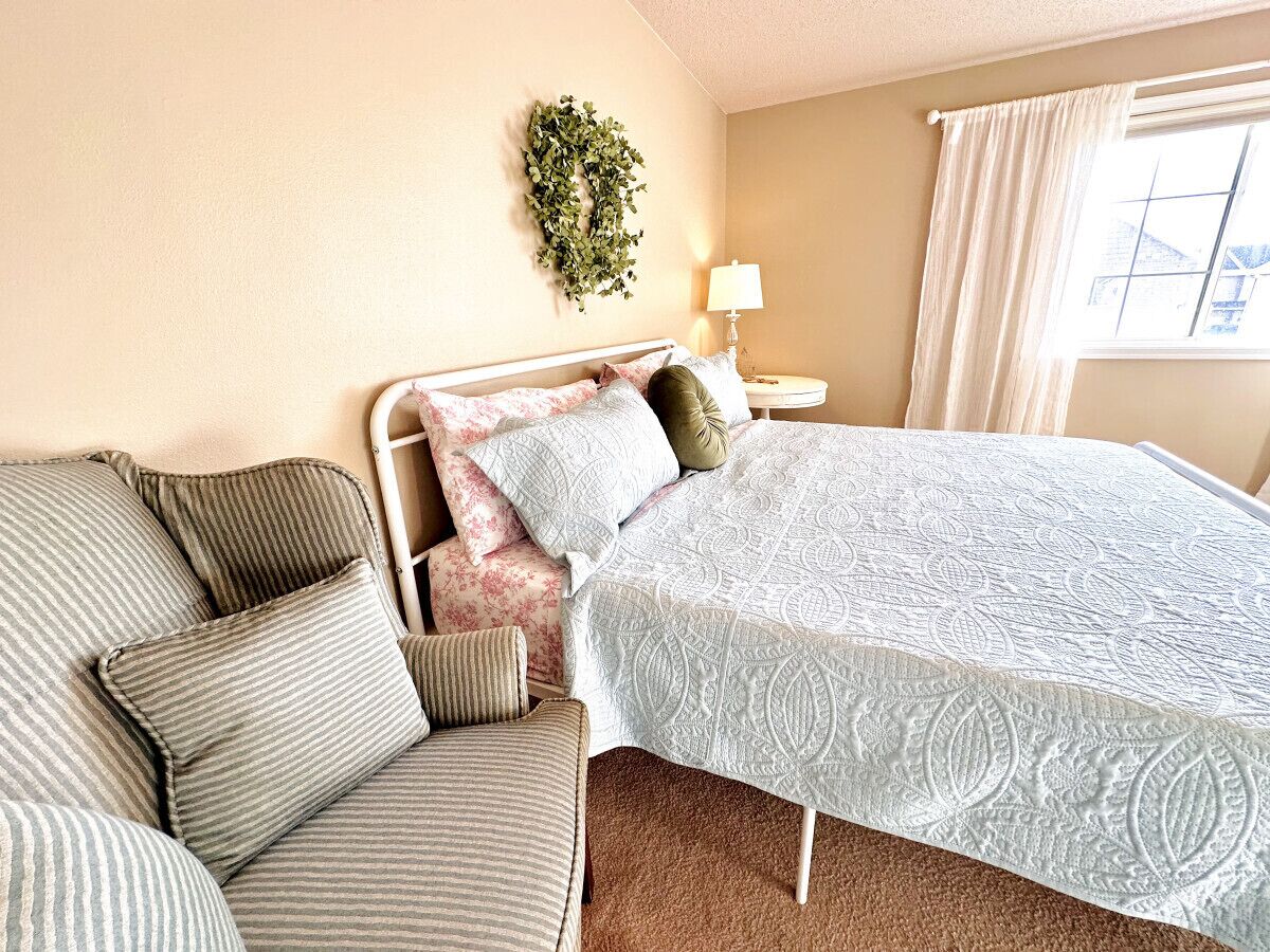 3 bedrooms, desk, iron/ironing board, travel crib