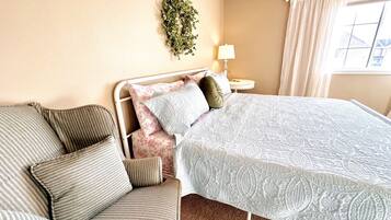 3 bedrooms, desk, iron/ironing board, travel crib