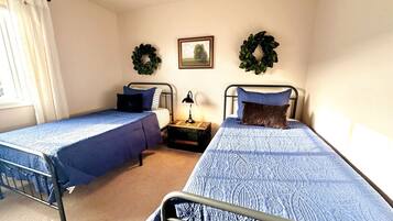 3 Schlafzimmer, Schreibtisch, Bügeleisen/Bügelbrett, Reisekinderbett