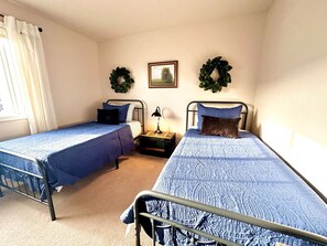3 Schlafzimmer, Schreibtisch, Bügeleisen/Bügelbrett, Reisekinderbett