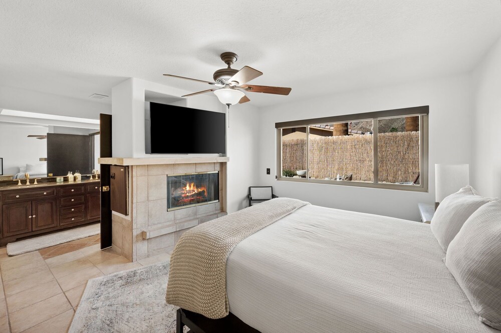 Charming Desert Bungalow Top of the Cove Near Old Town and Nature