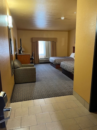 Escritorio, espacio para trabajar con laptop y cortinas blackout . HiWay Inn Express