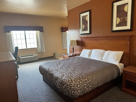 Escritorio, espacio para trabajar con laptop y cortinas blackout . HiWay Inn Express