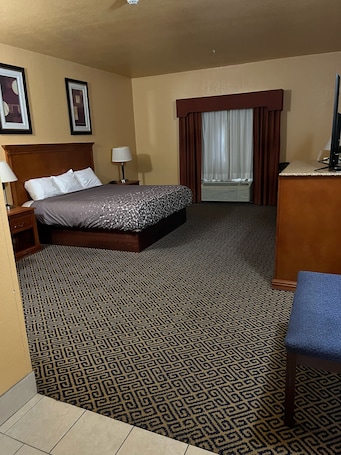 Escritorio, espacio para trabajar con laptop y cortinas blackout . HiWay Inn Express