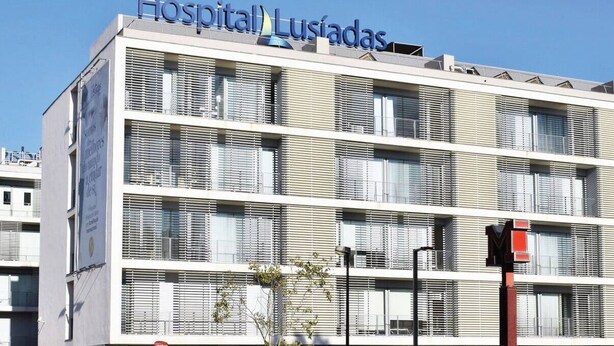 Un edificio moderno de hospital con un letrero que dice 'Hospital Lusíadas'.
