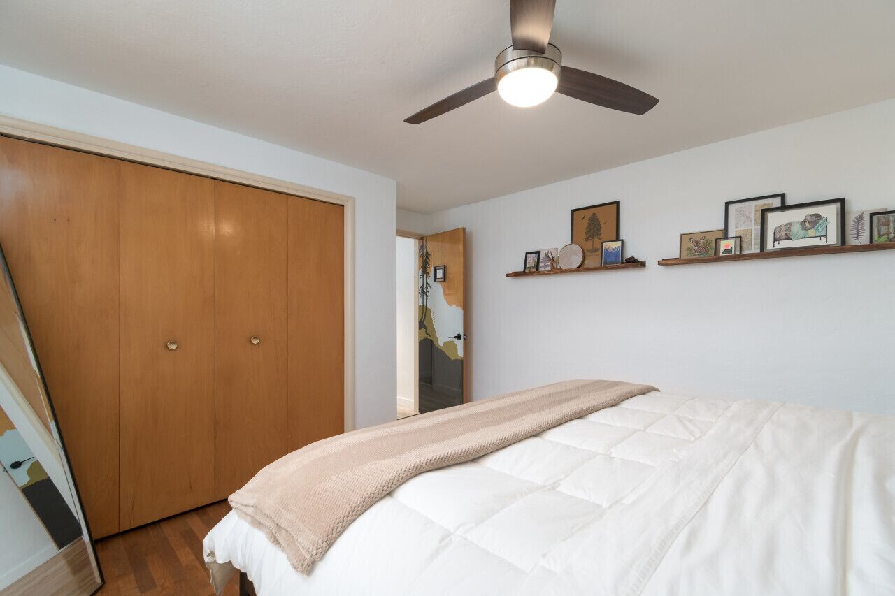 Een bureau, reisbedje, wifi, beddengoed