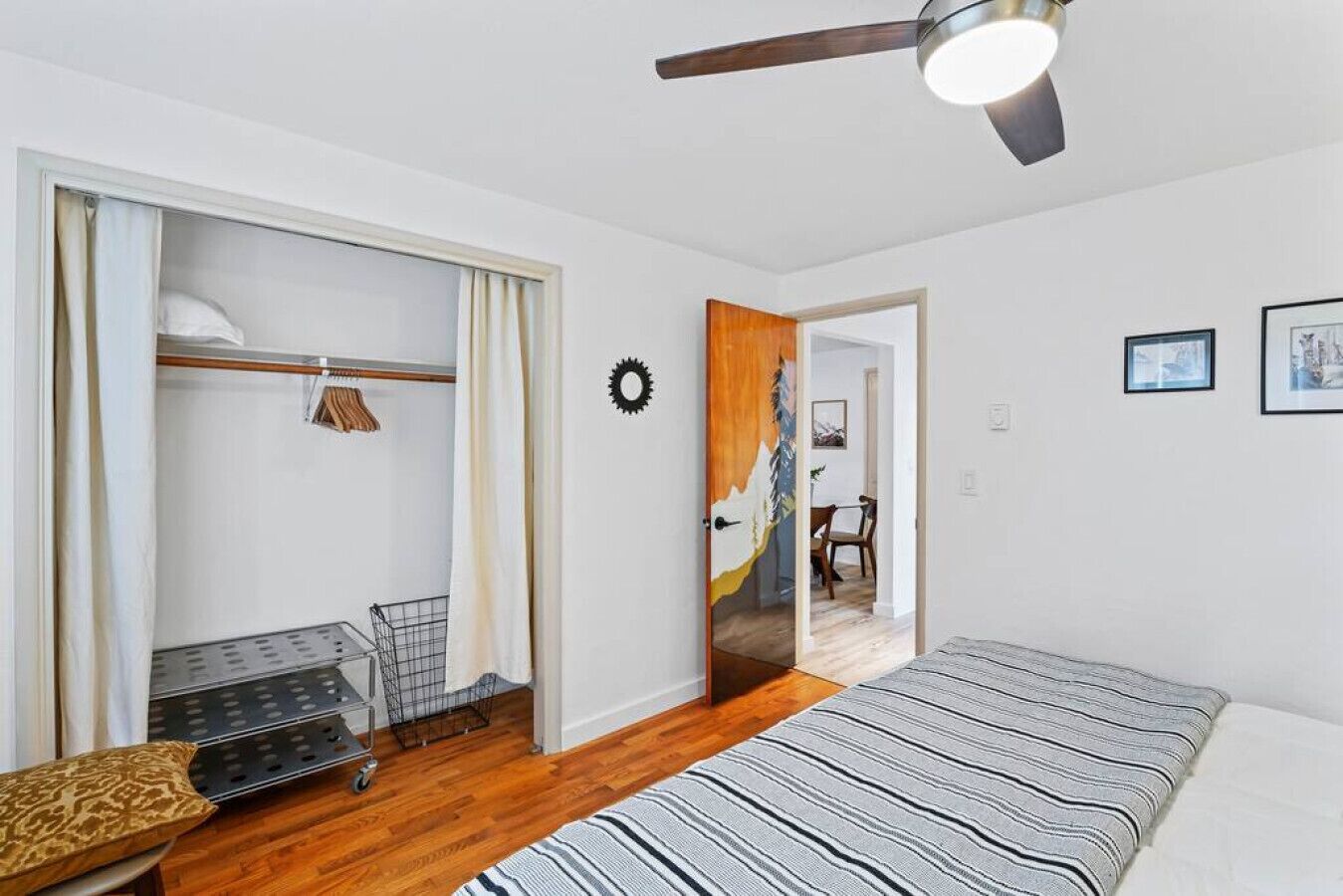 Escrivaninha, berço de viagem, Wi-Fi, roupa de cama