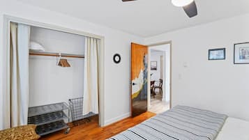 Escrivaninha, berço de viagem, Wi-Fi, roupa de cama