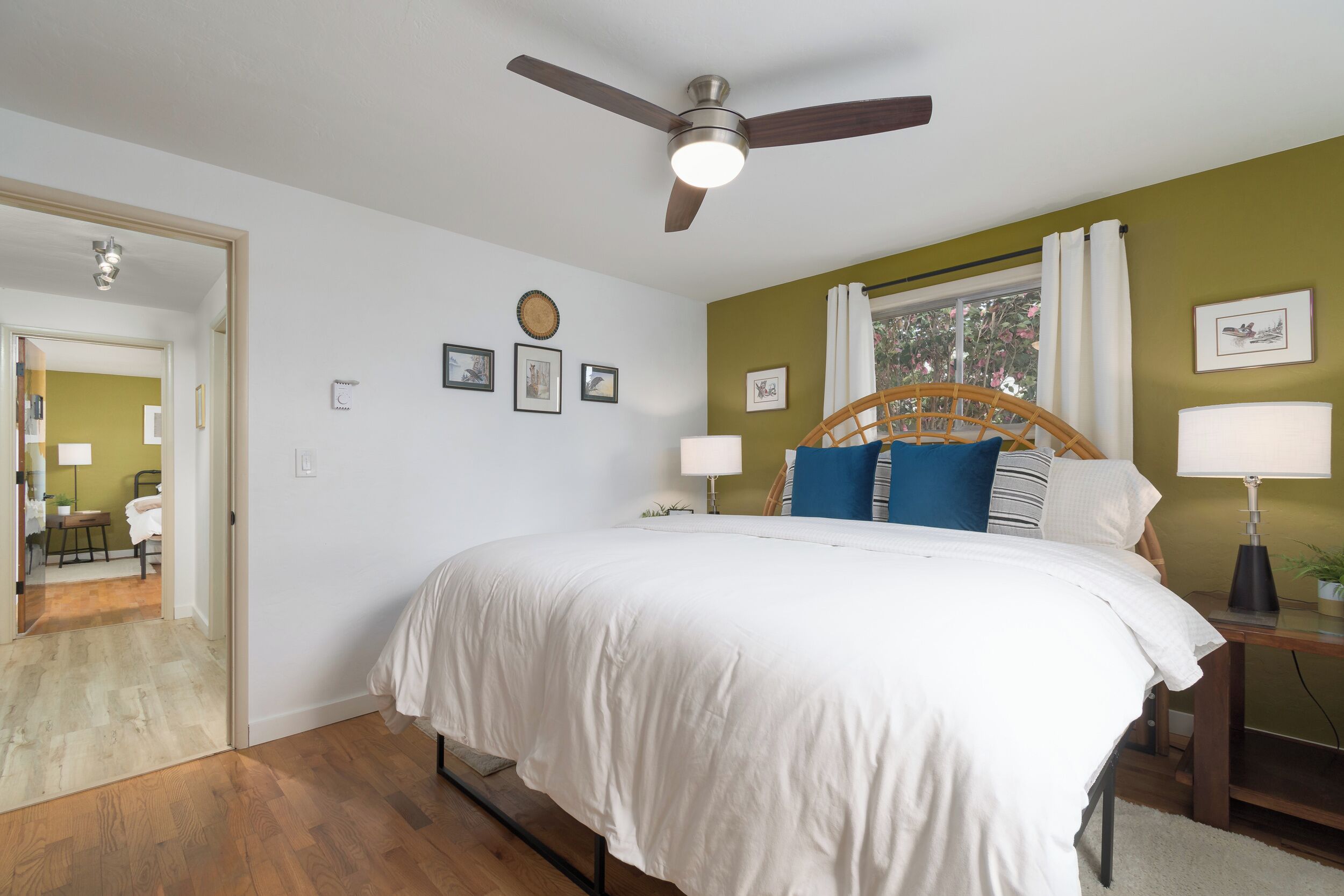 Bureau, lit parapluie, Wi-Fi, draps fournis