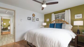 Bureau, lit parapluie, Wi-Fi, draps fournis