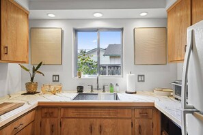 Réfrigérateur, four à micro-ondes, un four, surface de cuisson