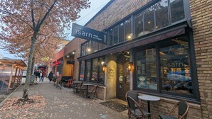 Thaimaalainen ravintola, jossa on ulkotila ja tiiliverhoiltu julkisivu.