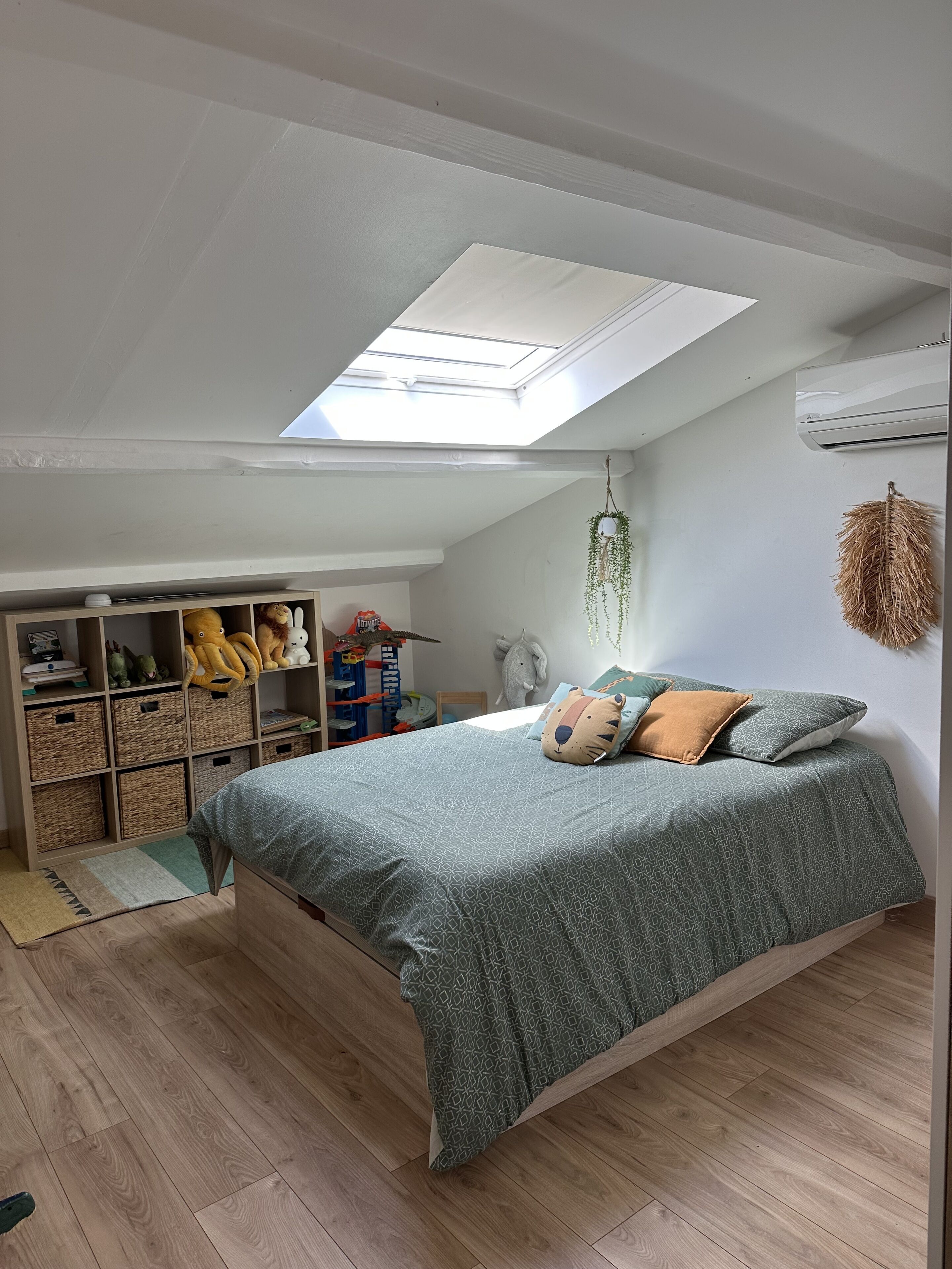 4 habitaciones, tabla de planchar con plancha y cuna de viaje 