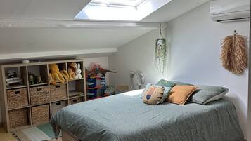 4 habitaciones, tabla de planchar con plancha y cuna de viaje