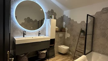 Regadera, secadora de cabello, jabón, papel de baño