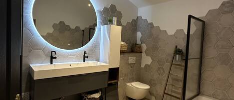 Douche, séchoir à cheveux, savon, papier de toilette