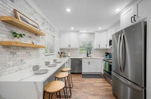 Fridge, microwave, oven, stovetop - The Hidden Gem Inn (Tampa)