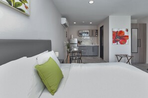 1 habitación, tabla de planchar con plancha y ropa de cama