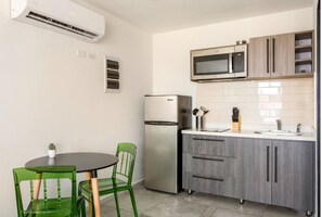 Private kitchen - Rooftop Pool w/Lounge Area-Studio Sleeps 2 #U3 (Oranjestad)