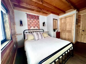 2 bedrooms, travel crib, free WiFi, bed sheets - NEW - Apache Cabin (Heber-Overgaard)
