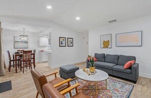 Living area - The Charming Getaway (Tampa)