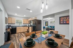 Dining - The Sweet Retreat Inn (Tampa)