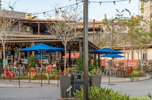 Outdoor dining - The Sweet Retreat Inn (Tampa)