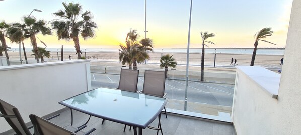 Outdoor dining - Apartamento Arenas de Doñana con Vistas al mar (Sanlúcar de Barrameda)