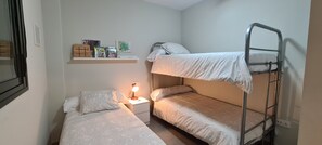 2 slaapkamers, een strijkplank/strijkijzer, reisbedje, wifi