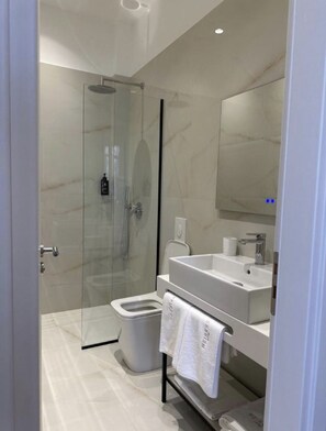 Double Room | Bathroom | Free toiletries, hair dryer, slippers