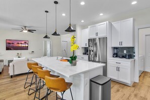 冰箱、微波炉、烤箱、炉灶