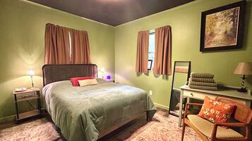 2 間睡房、書桌、熨斗/熨衫板、可攜式嬰兒床