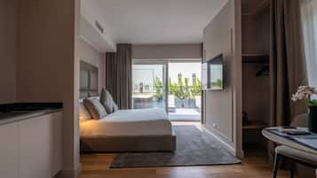 Luxury Suite, Hot Tub | 1 bedroom, Egyptian cotton sheets, premium bedding, down duvets