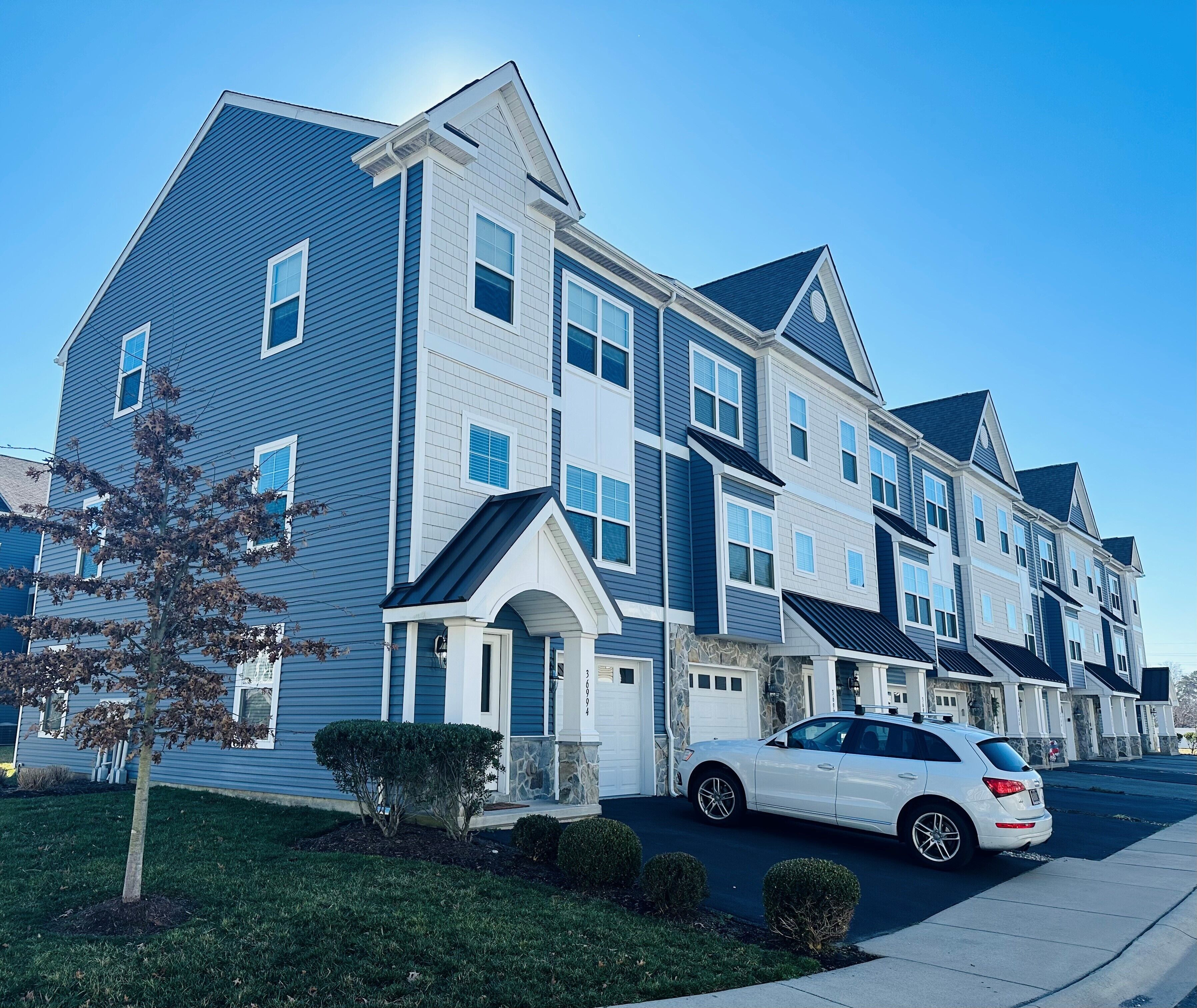 Beautiful Townhome. Sleeps 10. Close to Everything! Pet Friendly w/Bikes & Pool