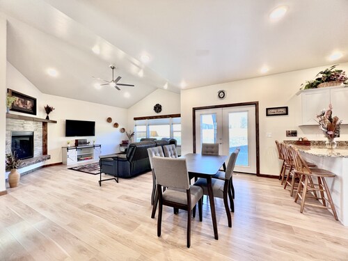 New home, close to skiing, hunting, rodeos, hiking. Fenced yard, pet friendly.