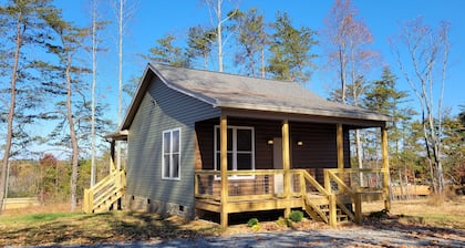 New cabin- access to horse trails, Pilot Mtn & Hanging Rock St. Pks