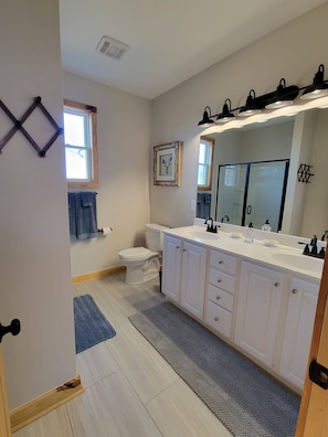 Towels, soap, toilet paper - New cabin- access to horse trails, Pilot Mtn & Hanging Rock St. Pks (Pinnacle)