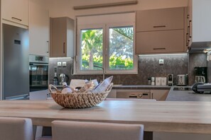 Kühlschrank, Mikrowelle, Ofen, Geschirrspüler