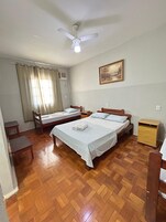 Quarto quádruplo luxo | Wi-Fi de cortesia, roupa de cama
