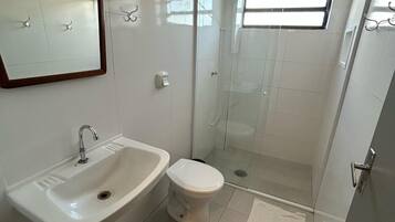 Deluxe Quadruple Room | Bathroom | Shower, towels