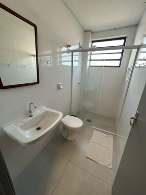 Deluxe vierpersoonskamer | Badkamer | Een douche, handdoeken