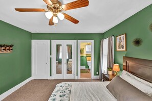 3 Schlafzimmer, Zimmersafe, Schreibtisch, Bügeleisen/Bügelbrett