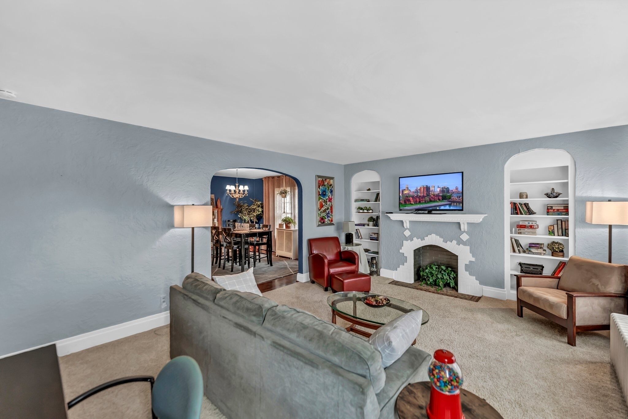 Een smart-tv, een open haard en boeken