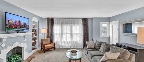 TV connectée, cheminée, livres