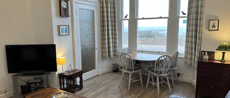 Una televisión, un reproductor de DVD