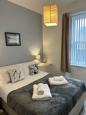 2 عدّة غرف نوم ومكواة/لوح كي وسرير سفر وواي فاي مجانًا