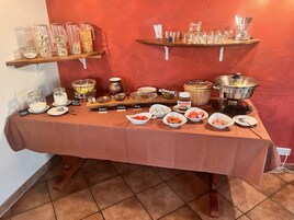 每日供应自助式早餐（每人 EUR 15.0）