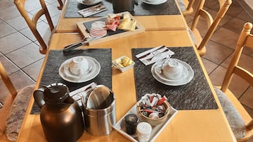 Petit déjeuner buffet (15.0 EUR par personne)