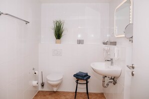 Habitación Deluxe | Baño | Regadera, secadora de cabello, toallas 